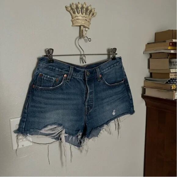 Levi's 501 Original Denim Shorts in Fault Line Wash - Picture 2 of 9